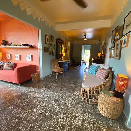 Casa De Amistad Guesthouse-2